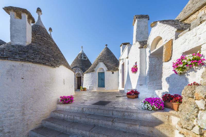 Trulli von Alberobello mit Blumen