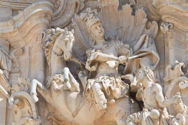 Detail des Heiligen Martin an der Fassade der Basilika San Martino in Martina Franca