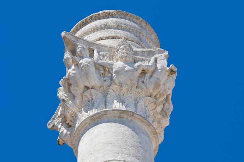 Römisches Kapitell der römischen Säulen der Via Appia im Hafen von Brindisi