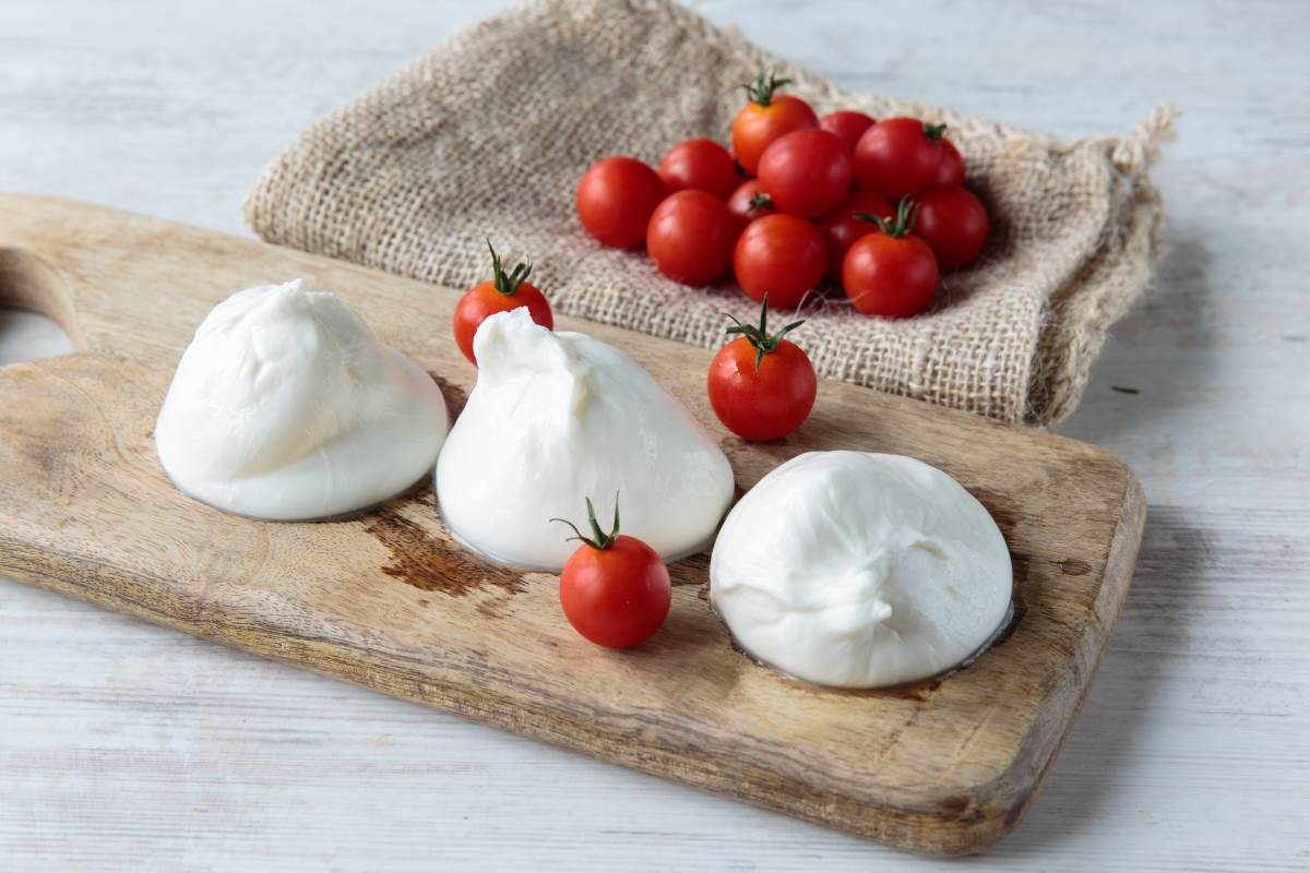 Burrata-Käse mit frischen Kirschtomaten