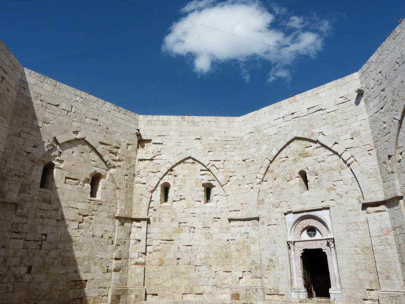Innenarchitektur des Innenhofs von Castel del Monte