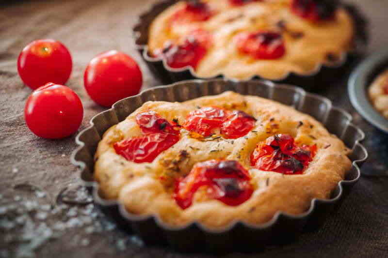 Knusprige Focaccia Pugliese mit Tomaten