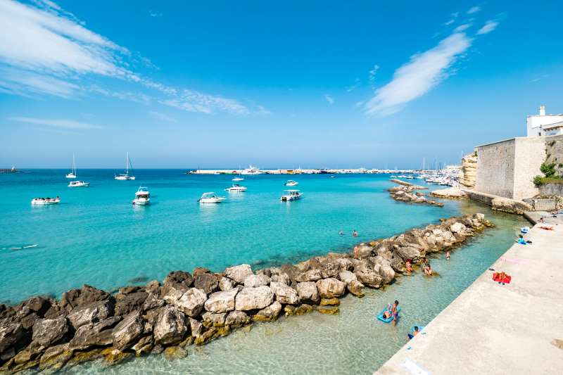 Strand in der Altstadt in der Bucht von Otranto