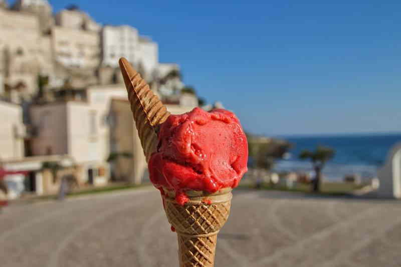Erdbeer-Gelato in Polignano a Mare
