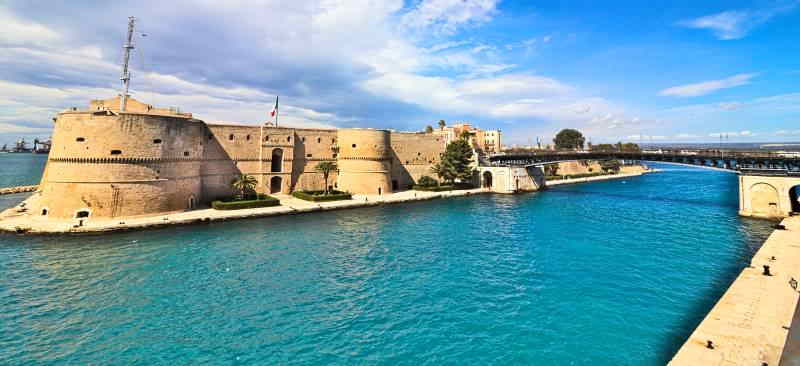 Aragonesische Burg und Hafen von Taranto