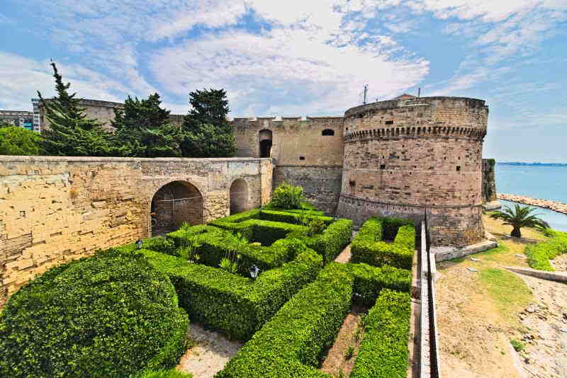 Wehrturm und Innengarten der aragonischen Burg in Tarent