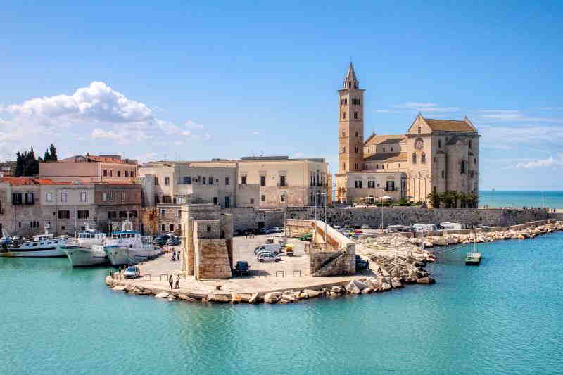 Blick auf die Altstadt von Trani mit Dom und Glockenturm