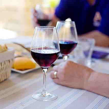 Rotwein in zwei Gläsern